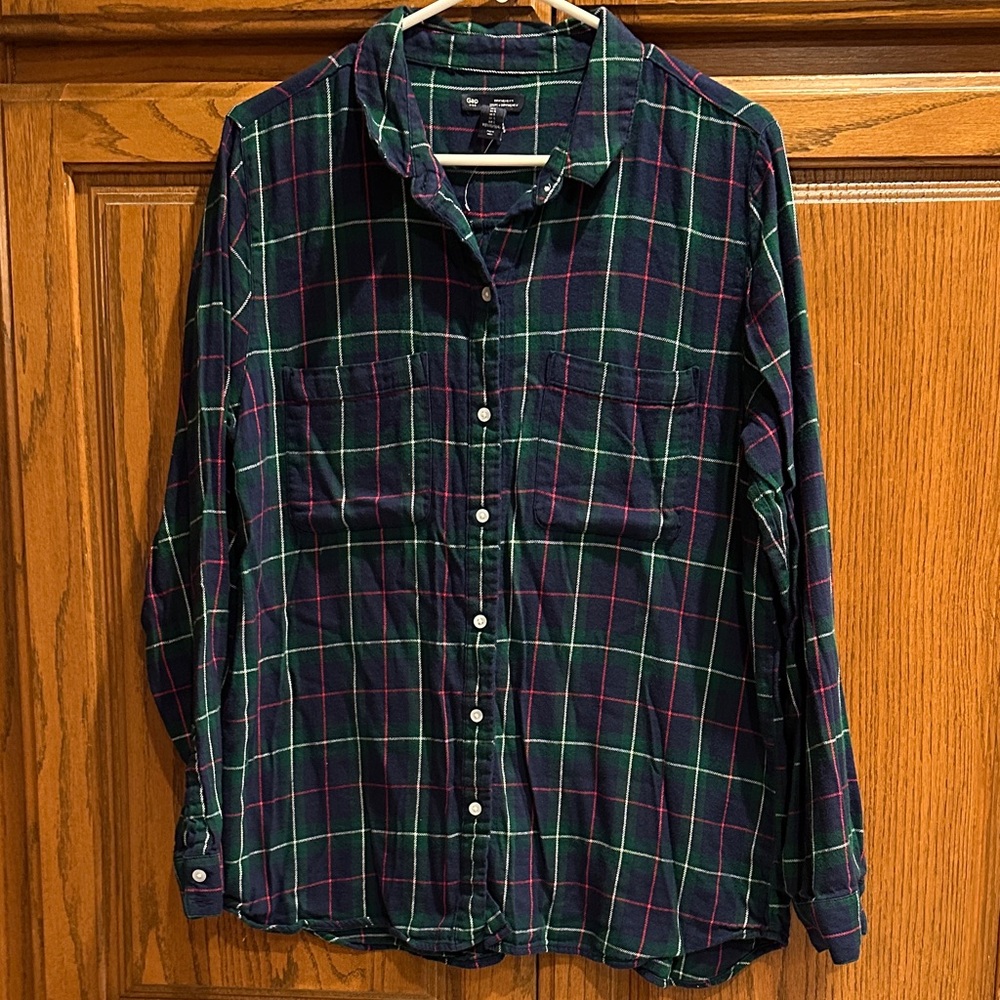 Gap boyfriend fit green navy plaid flannel button down